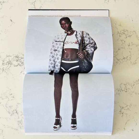 CHANEL 2022-2023 Book - Picture 7 of 12